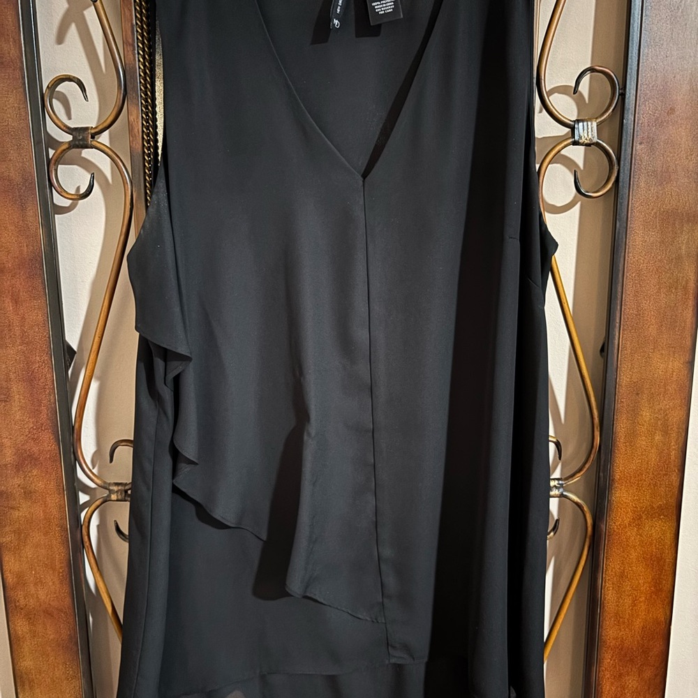 New Directions Sleeveless Black V-Neck business casual capsule minimal classic